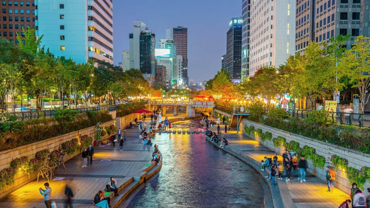 Cheonggyecheon è un'area pubblica di 11 km nel centro di Seul, un progetto di rinnovamento urbano sul fiume.