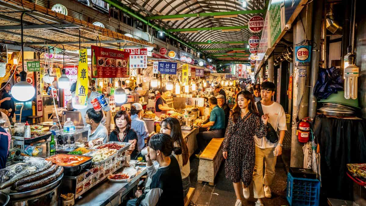 Il mercato Gwangjang a Seoul, bancarelle di street food e piatti tipici coreani