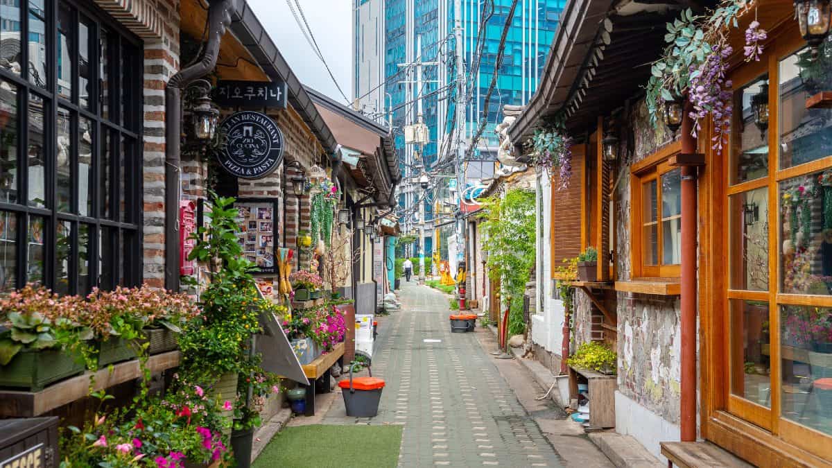 Ikseon-dong, il quartiere storico di Seoul, combina hanok tradizionali e caffetterie