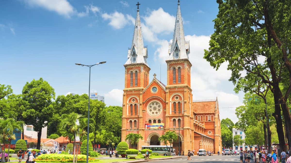 La facciata esterna della Basilica di Notre Dame a Saigon