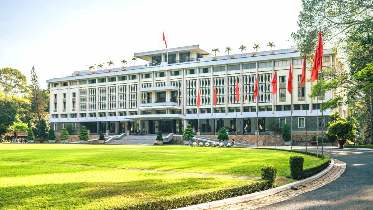 La vista da fuori del Palazzo dell'Indipendenza o Riunificazione a Ho Chi Minh City