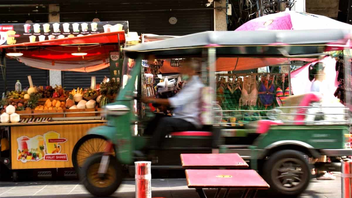 Un tuk tuk sfreccia per le strade della Thailandia